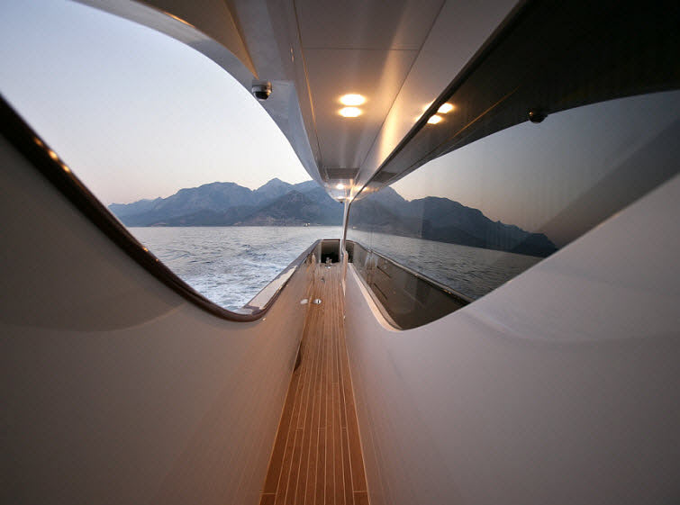 Tamsen Yacht long window
