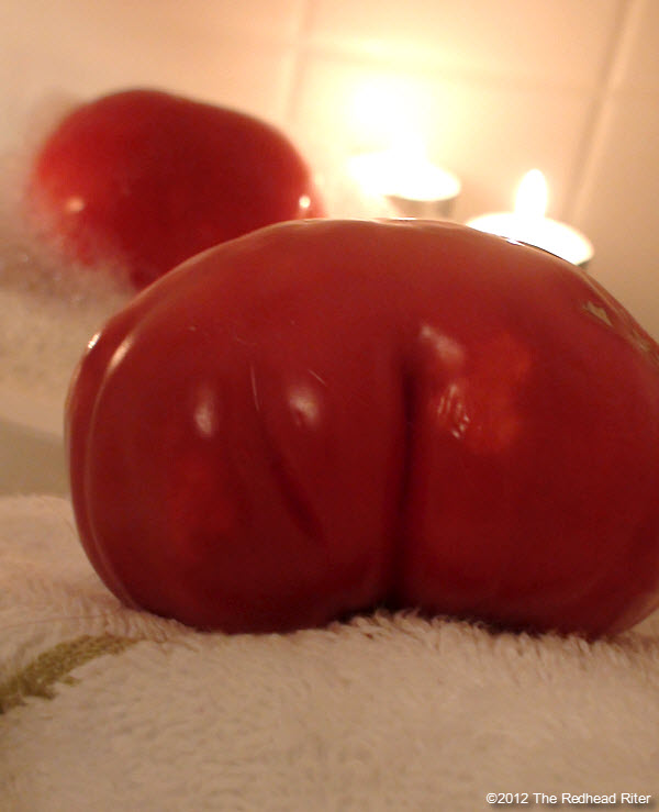 naked tomato showing bootie crack 5