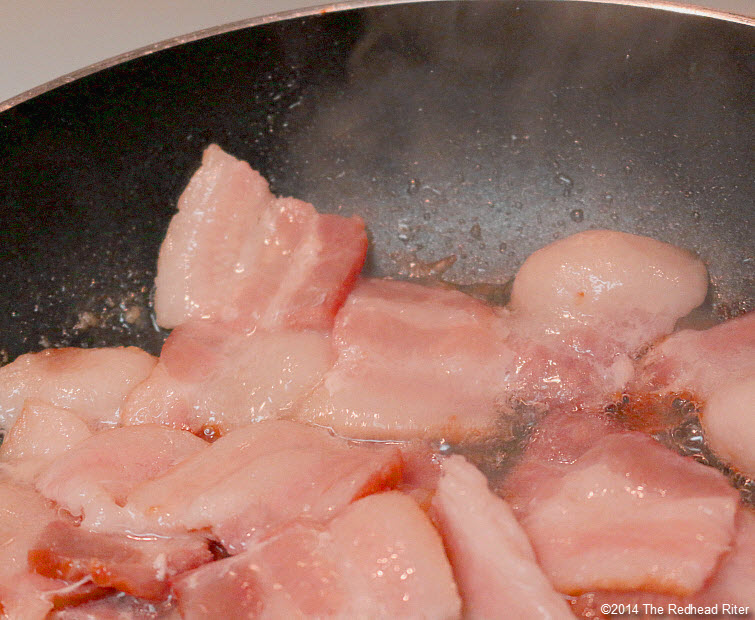 01 frying bacon in small pieces